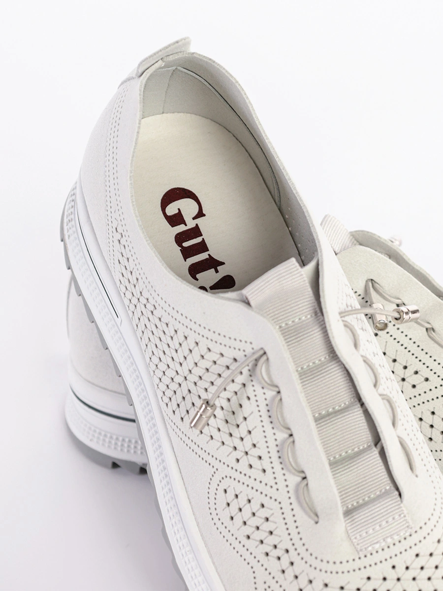 Кроссовки серого цвета с перфорацией